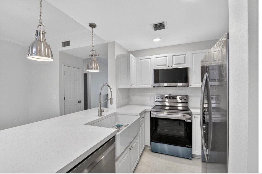 Building Photo - 695 Hibiscus St