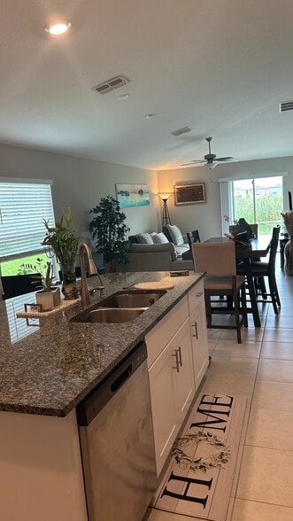 Building Photo - 584 Royal Empress Dr