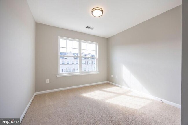 Building Photo - 844 Oriole Ave