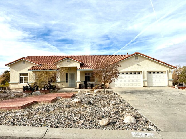 Primary Photo - Spacious 3 Bedroom Home in Kingman Foothil...