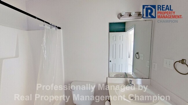 Building Photo - Super cute 2 BD/2.5 BA Townhome with Screened Porch