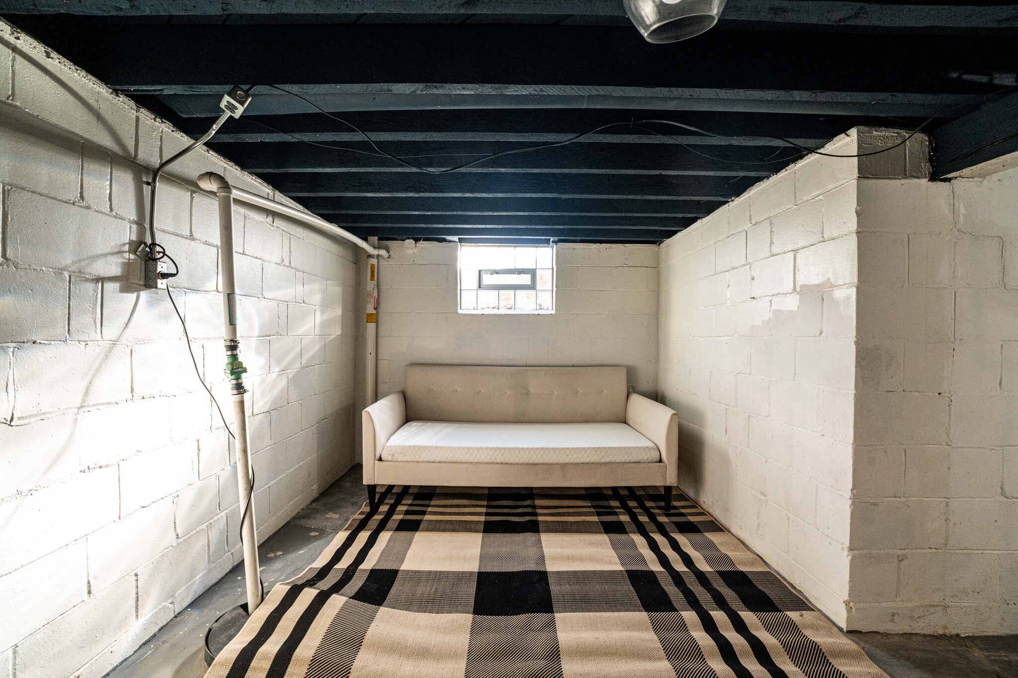 Building Photo - 535 W Montclaire Ave