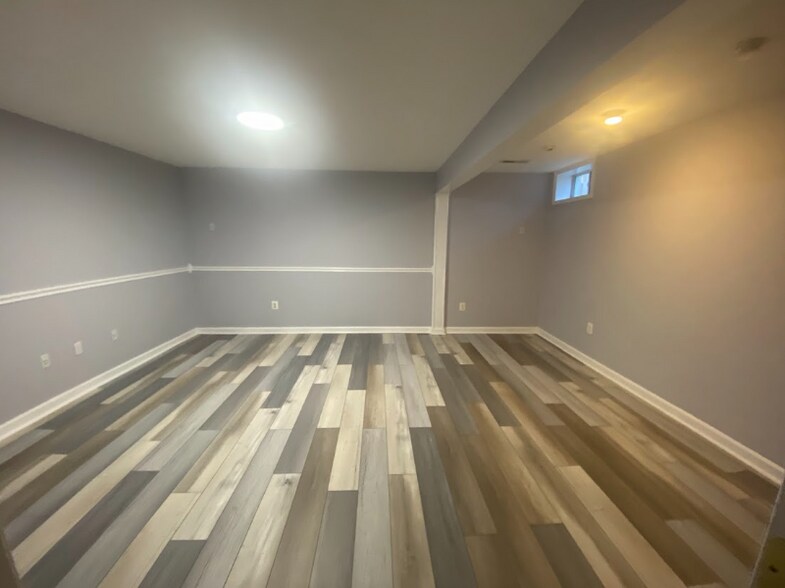 Building Photo - 6765 Sutton Oaks Way