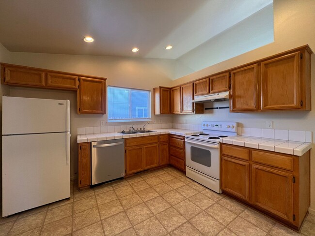 Building Photo - 3 bedroom 2 bath Fernley home in Donner Tr...