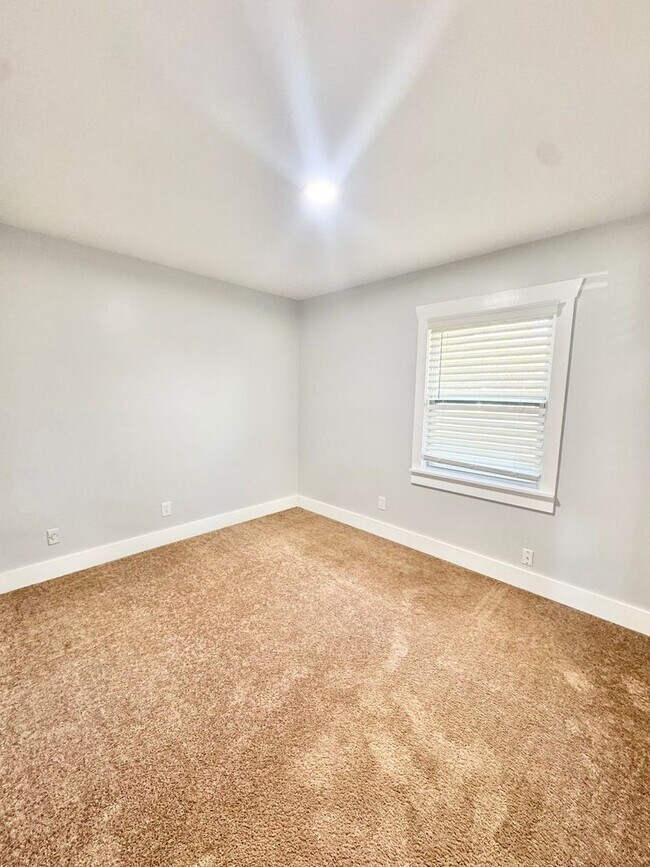Building Photo - 607 Dyches Dr