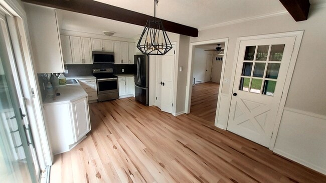 Building Photo - 2 Bedroom 1 Bath 1025 Sqft Home Minutes to...