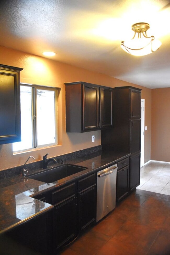 Building Photo - Awesome 5 Bed 2 Bath Home at ASU