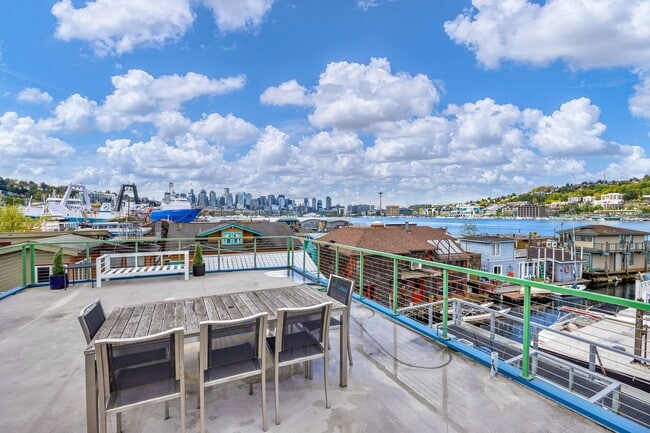 Building Photo - 2 bed 1.5 bath houseboat on Lake Union