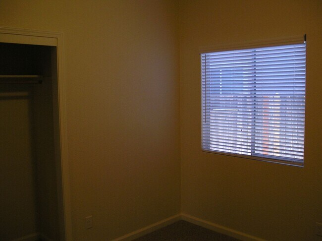 Building Photo - Highland Reserve 4 Bedroom 2 Bath, 1581 sqft, New Paint and Carpet, Great Room Floor Plan with fi...