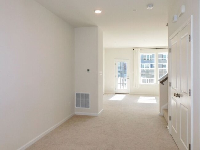 Building Photo - Pet Friendly 3 Story Inner Townhouse with ...
