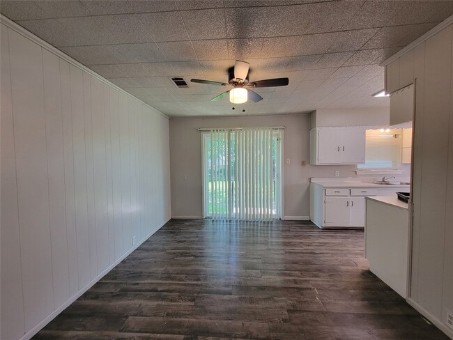 Building Photo - 1220 Lewis Dr