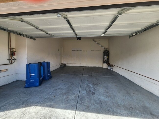 Building Photo - A Fabulous 3 Bedroom Townhome In North Las...