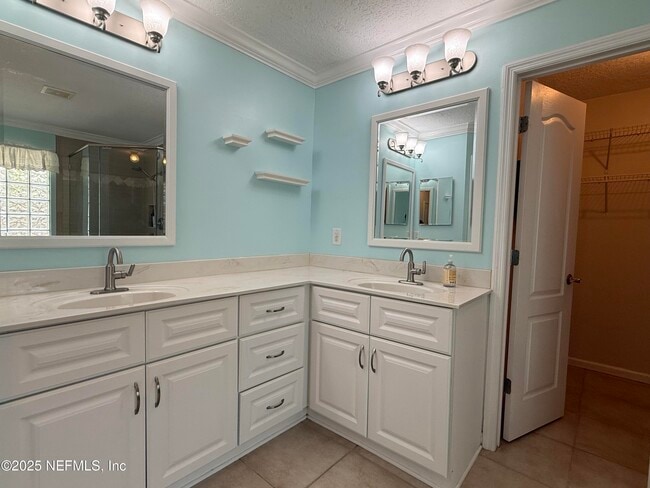 Building Photo - 12196 Lake Fern Dr