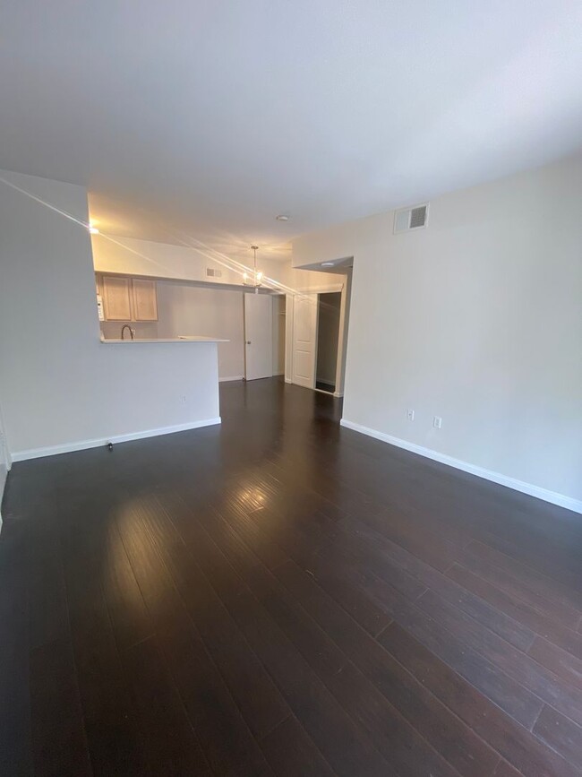 Building Photo - Nicely upgraded 1 bedroom on the South Strip