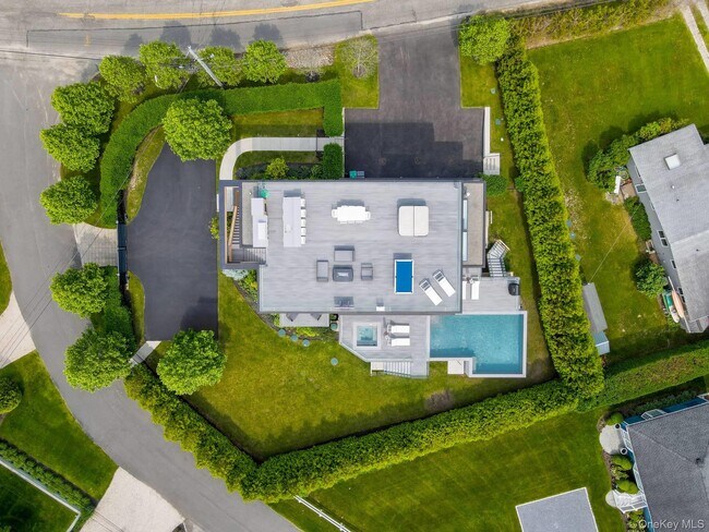Building Photo - 8 Middle Pond Ln