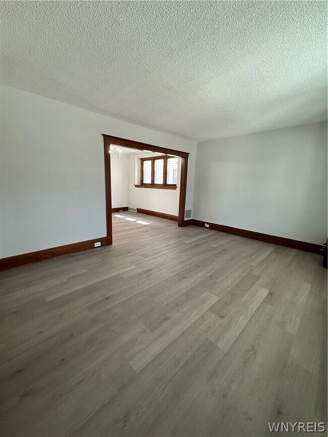 Building Photo - 301 Crestwood Ave