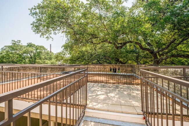 Building Photo - 3-BEDROOM TOWNHOME IN DIJON NORTH, ALAMO HEIGHTS