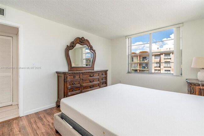 Building Photo - 9310 Fontainebleau Blvd