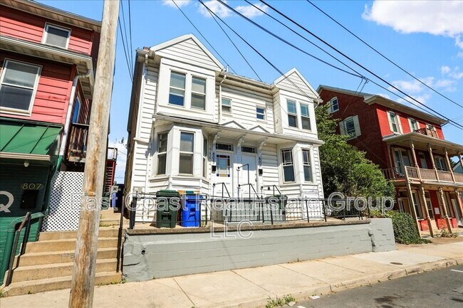 Building Photo - 803 S Potomac St
