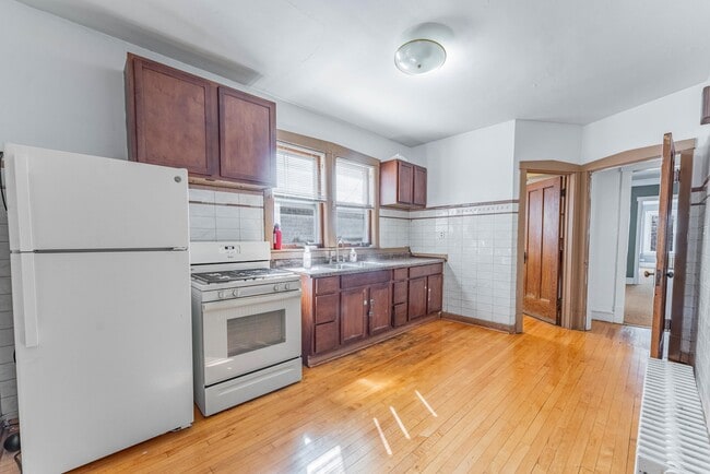 Building Photo - 1845 S Oak Park Ave