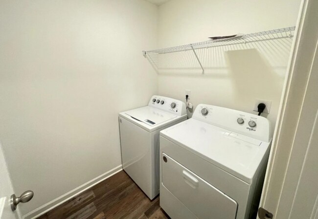 Building Photo - 229 Chelsea Pk Cir