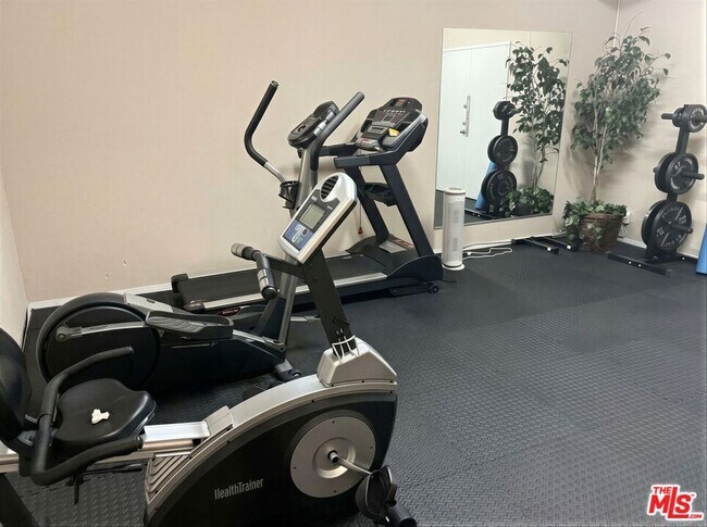 Building Photo - 5139 Balboa Blvd