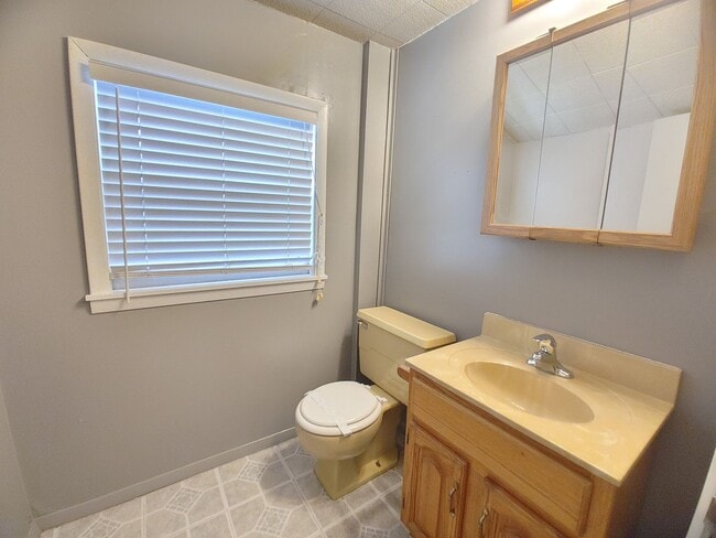 Building Photo - 2 Bedroom House with Fenced in Yard!