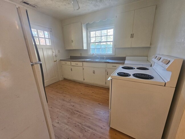 Building Photo - New Listing