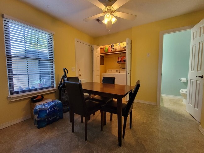 Building Photo - 1605 Lyndhurst Dr
