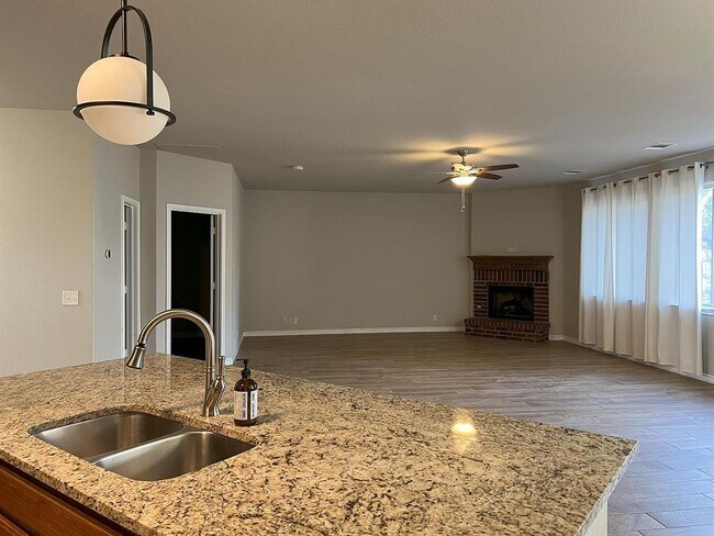 Building Photo - 1112 Vanderbilt Cir