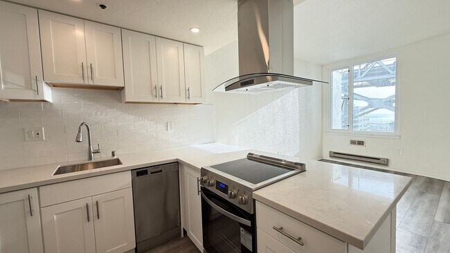 Building Photo - The BAYCREST: Updated 1BR/1BA + Parking!  *AMSI*