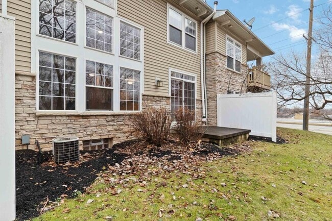 Building Photo - 5825 Crescent Ridge Dr