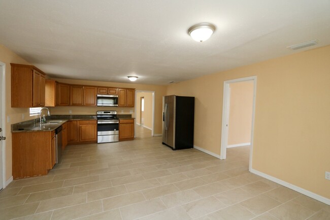 Building Photo - Like new 3bed/2bath home Tampa