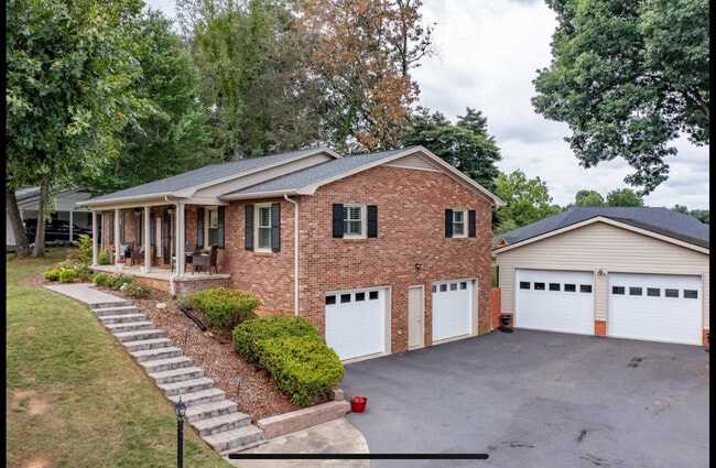 Building Photo - 2211 Kipping St