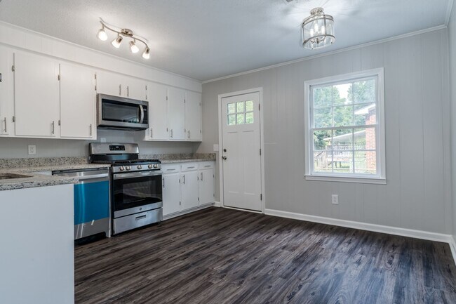 Building Photo - Spacious Home with Modern Comfort in 29223