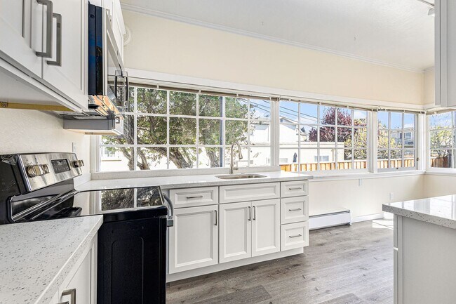 Building Photo - 2204 Buena Vista Ave