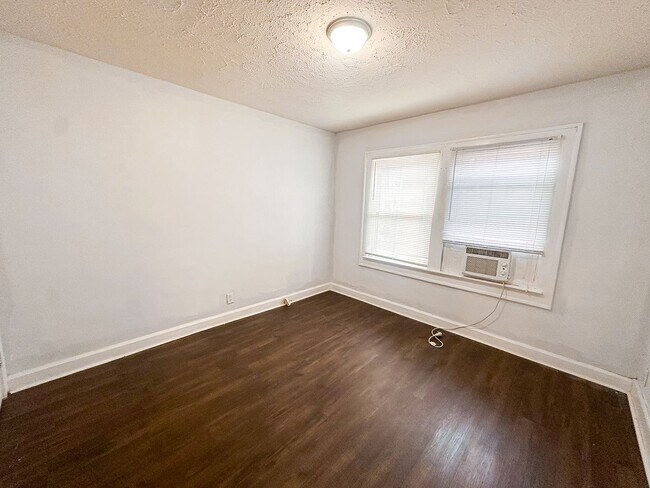 Building Photo - 136 W 37th St