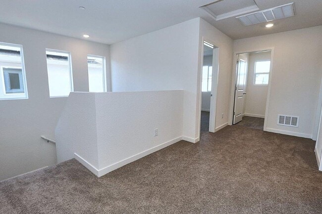 Building Photo - Beautiful Lincoln Home Available in May!