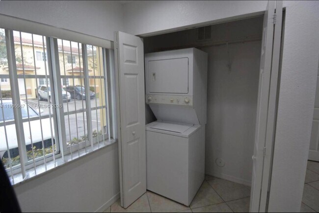 Building Photo - 324 NE 3rd St