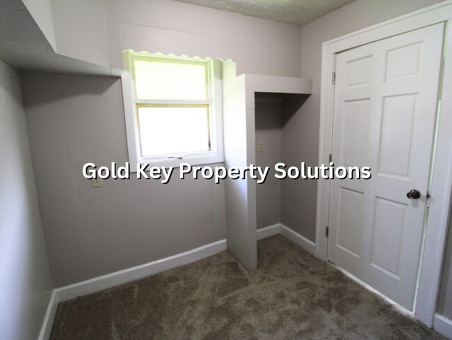 Building Photo - 3 BR 1 BA House with Central Air and Detached Garage (NO SECTION 8)