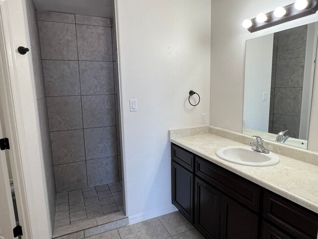 Building Photo - 3 Bedroom Split Floor Plan with 2 bathrooms