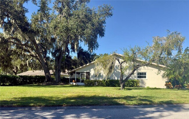 Building Photo - 4001 Oakhurst Dr
