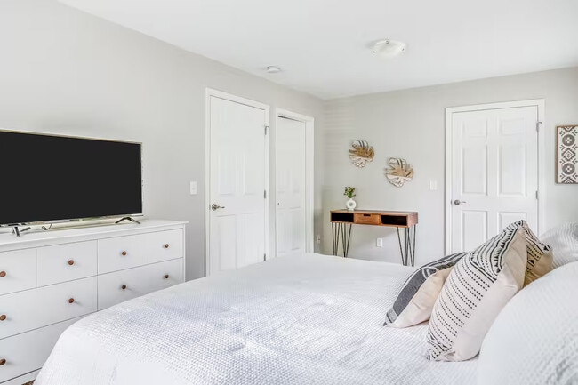 Building Photo - Horne Pl Main House