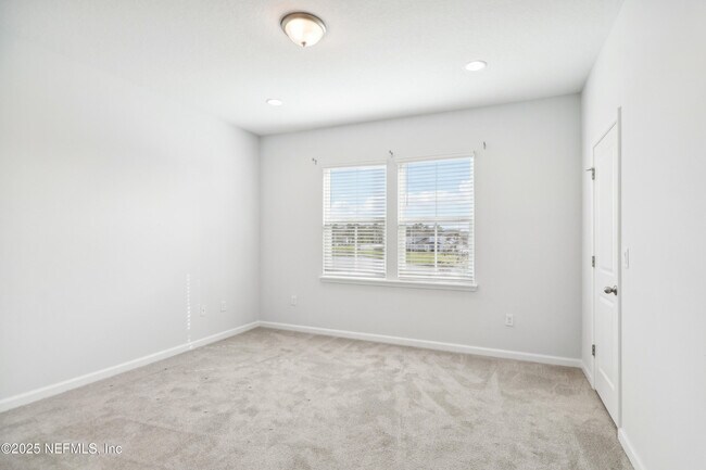 Building Photo - 260 Brandon Lks Dr