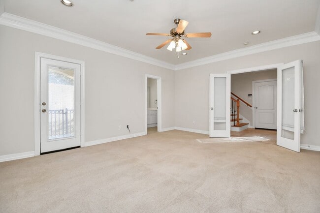 Building Photo - 833 Rosine St