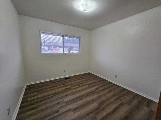 Building Photo - 861 NE Alameda Ave