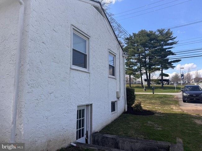 Building Photo - 1212 W King Rd