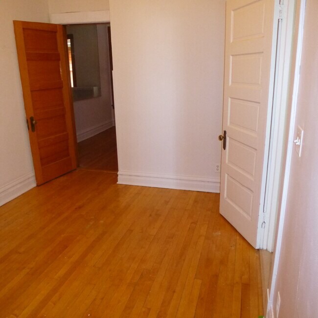 Bedroom - 2216 W Giddings St