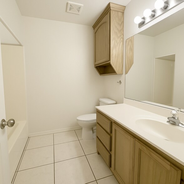 Building Photo - 2410 W Hackberry Ave