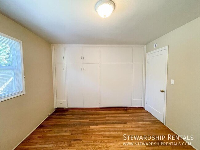 Building Photo - 2009 NW Tyler Ave